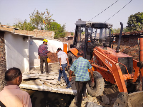 मुक्त कराई 10लाख की शासकीय जमीन, तोडा 25 लाख का मकान।