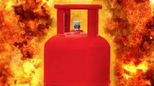 रसोई गैस सिलेंडर फटने से घर में लगी आग | House fire due to LPG cylinder  explosion