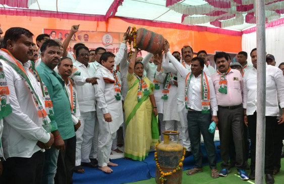 In Amravati, the foster minister raised the cylinder on his head. Shiv Sainiks made tea In Amravati, the foster minister raised the cylinder on his head. Shiv Sainiks made tea