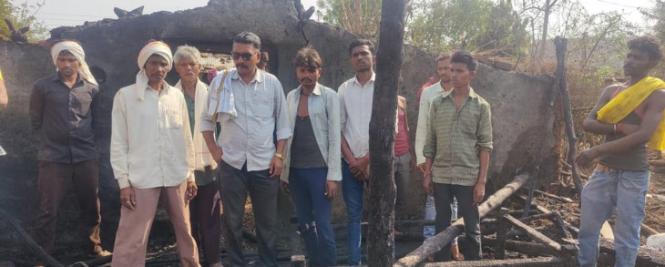 Massive fire in Dharani tehsil, 8 to 10 houses burnt down Massive fire in Dharani tehsil, 8 to 10 houses burnt down