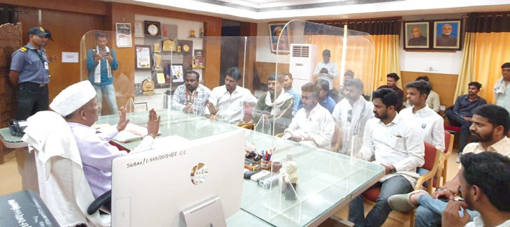 NSUI gheraoed the vice-chancellor in Amravati NSUI gheraoed the vice-chancellor in Amravati