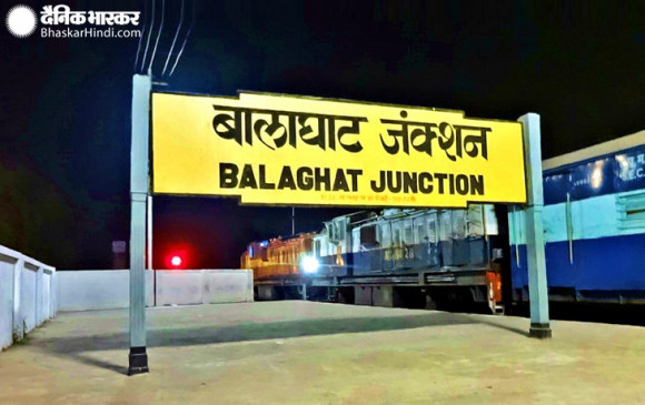 शहर की सड़कों पर एएसपी और कोतवाली थाना प्रभारी ने पैदल चलकर किया लॉ एंड ऑर्डर का मुआयना।