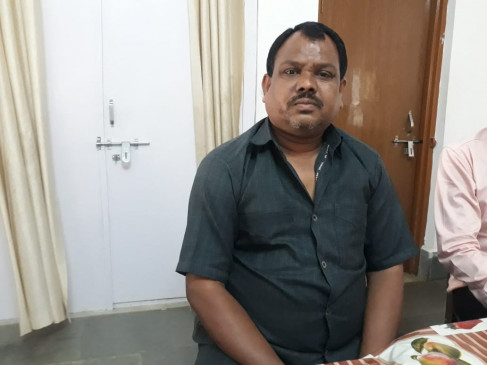 रिश्वत लेते हुए रंगे हाथों पकड़ा गया पटवारी।