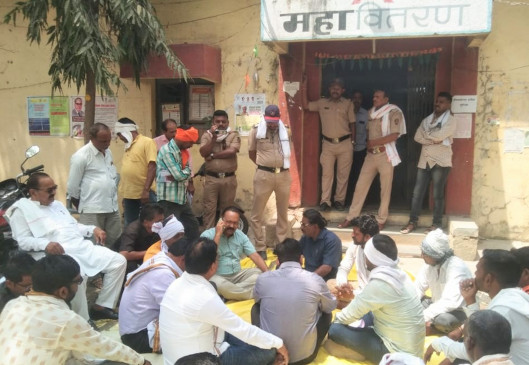 Prahar agitation at Mahavitaran office in Daryapur Prahar agitation at Mahavitaran office in Daryapur
