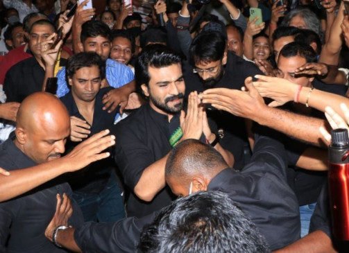 थिएटर पहुंचे आरआरआर स्टार राम चरण, फैंस ने किया वेलकम