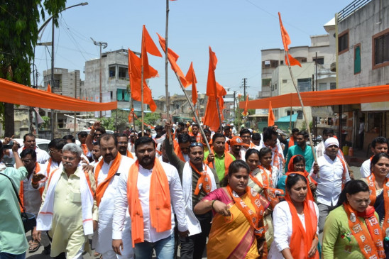 Shiv Sainiks demonstrated in front of Rana couples residence Shiv Sainiks demonstrated in front of Rana couples residence