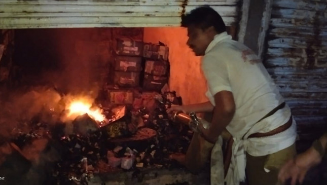 The fire in the matchbox warehouse had to be extinguished The fire in the matchbox warehouse had to be extinguished