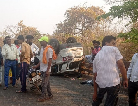 Uncontrollable car collides with bridge, girl dies, four injured