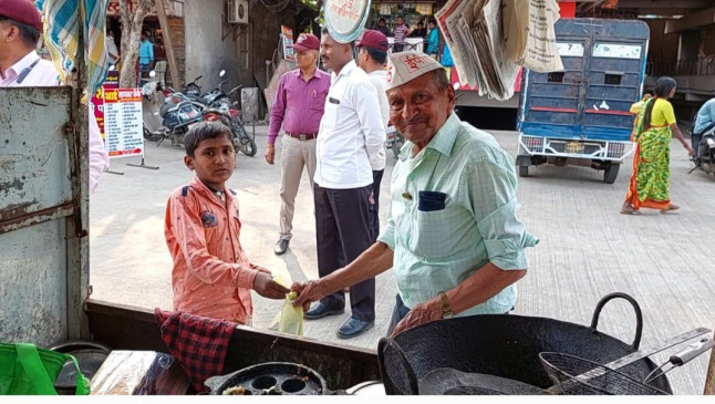 वड़ा-पाव बेचकर बुजुर्ग कर रहा शहीद सैंनिकों  के परिवारों की मदद