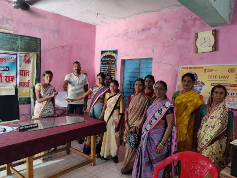 Water supply stalled in the village for 6 months, women knocked on the village office