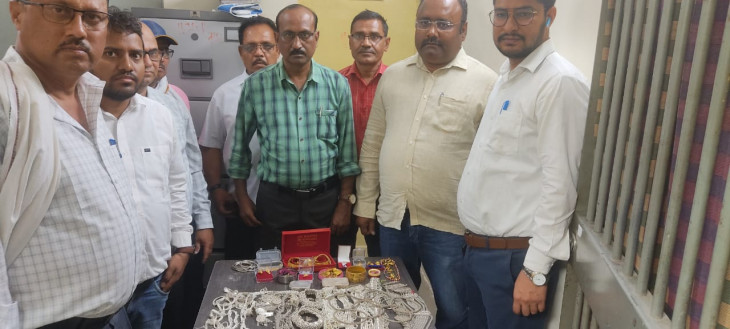जूनियर साइंटिस्ट के बैंक लॉकर में मिले 16.63 लाख के आभूषण 