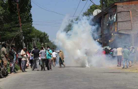 पुलिस ने कश्मीरी पंडित कर्मचारियों को तितर-बितर करने के लिए आंसू गैस के गोले दागे, लाठीचार्ज किया