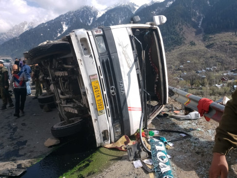 जम्मू-कश्मीर में सड़क दुर्घटना में 8 घायल