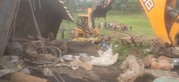 बिहार : पूर्णिया में पाइप लदा ट्रक अनियंत्रित होकर पलटा, 8 मजदूरों की मौत