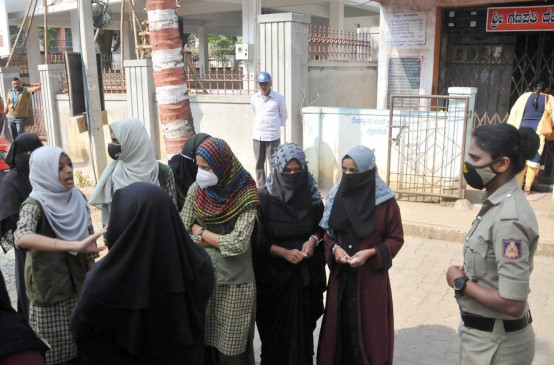 हिजाब पहनकर कॉलेज आई छात्राओं को वापस भेजा गया