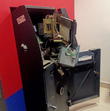 atm burst on the bustling road, money did not come out atm burst on the bustling road, money did not come out