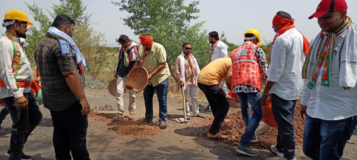 BJP did pit fill movement in protest against the crumbling roads BJP did pit fill movement in protest against the crumbling roads