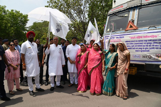 मुख्यमंत्री भूपेश बघेल ने हर्बल गुलाल से भरे ट्रक को यूरोप भेजने के लिए झंडी दिखाकर रवाना किया