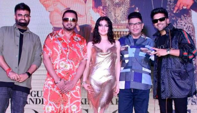 डिजाइनर सॉन्ग की सक्सेस पार्टी में नजर आया दिव्या खोसला का हॉट अंदाज, हनी सिंह और गुरु रंधावा ने भी मनाया जश्न