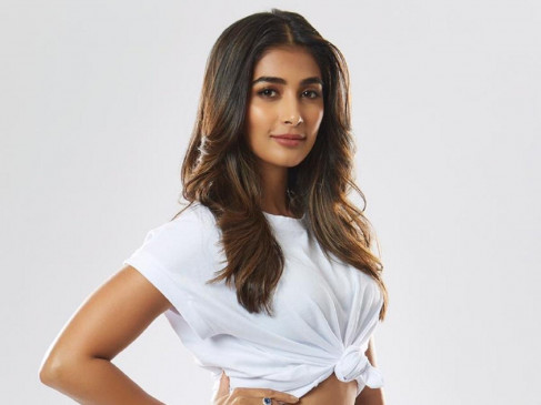 पूजा हेगड़े को कान्स फिल्म फेस्टिवल में रवाना होने से पहले फैंस ने किया सरप्राइज, देखें रिएक्शन