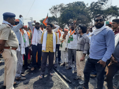 Farmers protest over demands on Tadali-Ghuggus rail line
