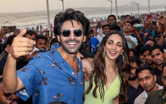 कार्तिक और कियारा ने भूल भुलैया 2 देखने आए फैंस को किया सरप्राइज, जुहू बीच पर साथ में क्लिक की तस्वीरें  कार्तिक और कियारा ने भूल भुलैया 2 देखने आए फैंस को किया सरप्राइज, जुहू बीच पर साथ में क्लिक की तस्वीरें