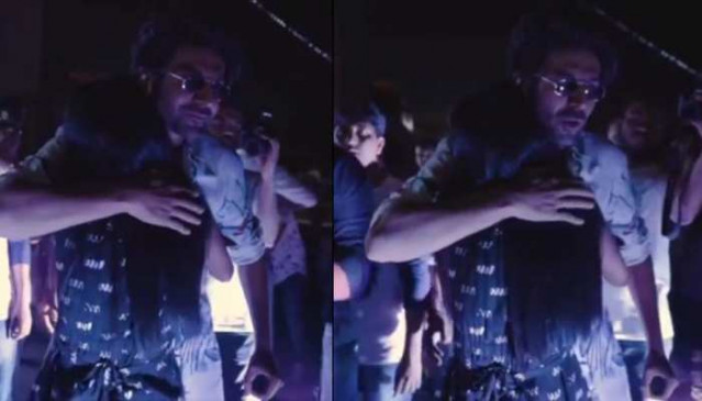 कार्तिक आर्यन ने दिल्ली में रोती हुई फैन को किया हग, दर्शकों ने कहा छोटी बच्ची हो क्या