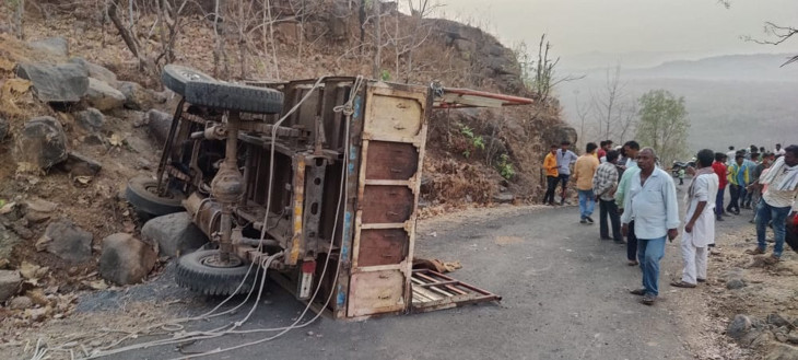 One dead, eight injured when a vehicle full of processions overturned One dead, eight injured when a vehicle full of processions overturned