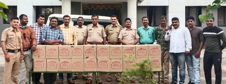 Police caught country liquor worth lakhs, one arrested Police caught country liquor worth lakhs, one arrested