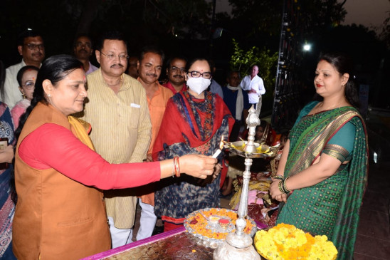 Public representatives and officials showered flowers on daughters in Ladli festival