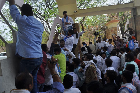 The scuffle between the students and the police turned into a university cantonment. The scuffle between the students and the police turned into a university cantonment.