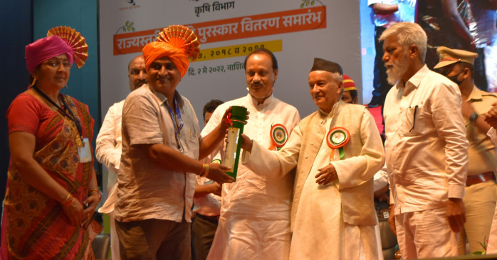 Tivasa K progressive farmer Phutane and Dharani K Kasdekar honored Tivasa K progressive farmer Phutane and Dharani K Kasdekar honored