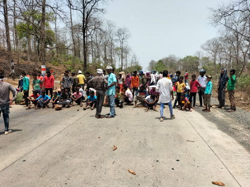 सीमेंट लेकर जा रहा ट्रेक्टर पलटा, ट्राली के चके में दबकर एक की मौत, तीन घायल