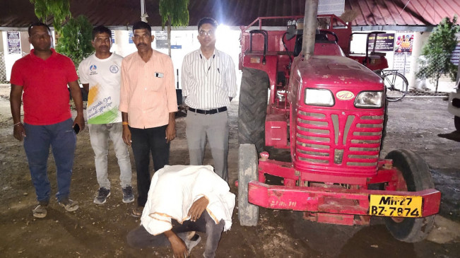 Tractor caught transporting illegal sand Tractor caught transporting illegal sand