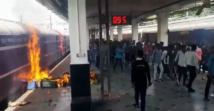 सिकंदराबाद स्टेशन पर अग्निपथ प्रदर्शनकारियों ने ट्रेन में आग लगाई
