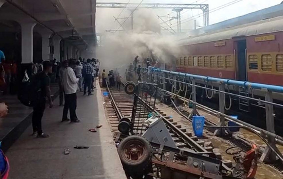 सिकंदराबाद स्टेशन पर हिंसा के बाद 72 ट्रेनें रद्द, यात्री परेशान