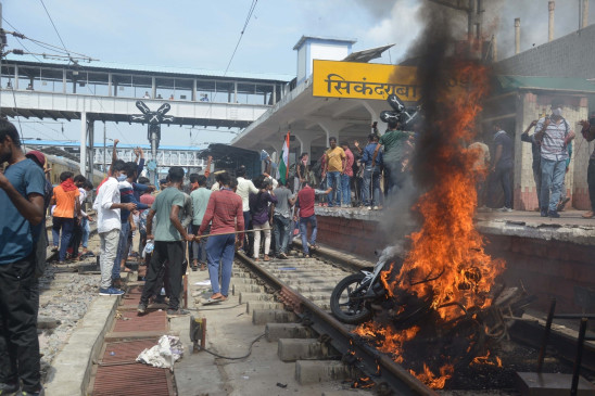सिकंदराबाद स्टेशन पर हिंसक विरोध, पुलिस ने आखिरकार खाली कराया इलाका