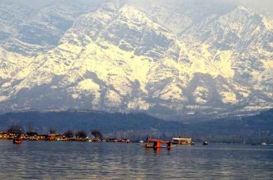 जम्मू-कश्मीर की डल झील में डूबती हाउसबोट के मालिक ने 7 पर्यटकों की बचायी जान