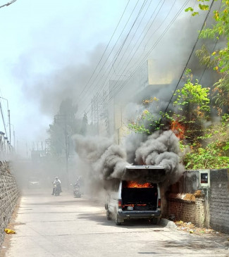 amrawati in suddenly the car lit up in smoke amrawati in suddenly the car lit up in smoke