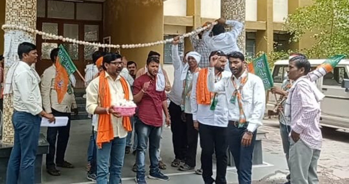 Demonstration by tying onion pylon at Tehsil office Demonstration by tying onion pylon at Tehsil office