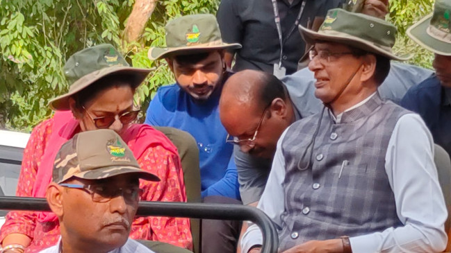 मुख्यमंत्री सपरिवार पहुंचे कान्हा, पार्क का किया भ्रमण