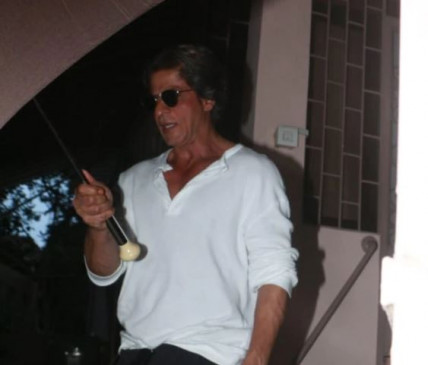 चेहरा छुपाते नजर आए किंग खान, सोशल मीडिया पर शाहरुख का वीडियो वायरल