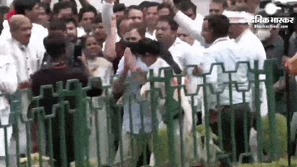 राहुल की ईडी में पेशी का दूसरा दिन, पुलिस के सामने समर्थकों ने किया हंगामा, सुरजेवाला समेत कई समर्थकों को हिरासत में लिया