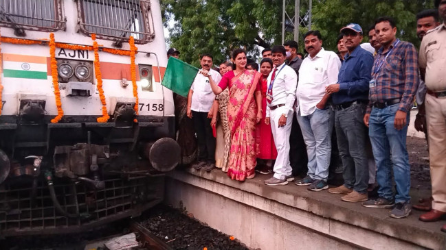 अमरावती-मुंबई ट्रेन को हरी झंडी दिखाकर राणा दंपति मुंबई रवाना