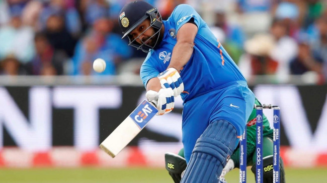 इस पाकिस्तानी क्रिकेटर को पछाड़कर सिक्सर किंग बन सकते हैं रोहित शर्मा