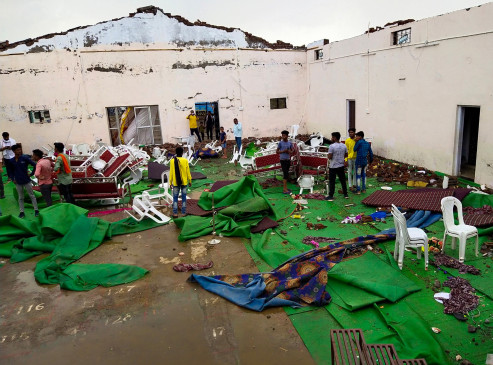 Roof of Mangals office exploded, 50 injured
