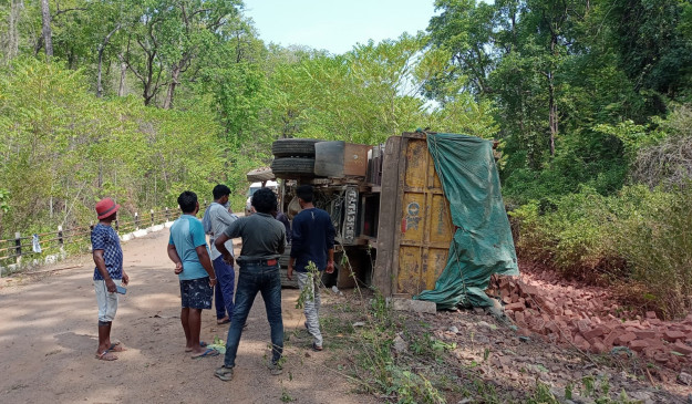 Truck full of bricks overturned uncontrollably, driver injured Truck full of bricks overturned uncontrollably, driver injured