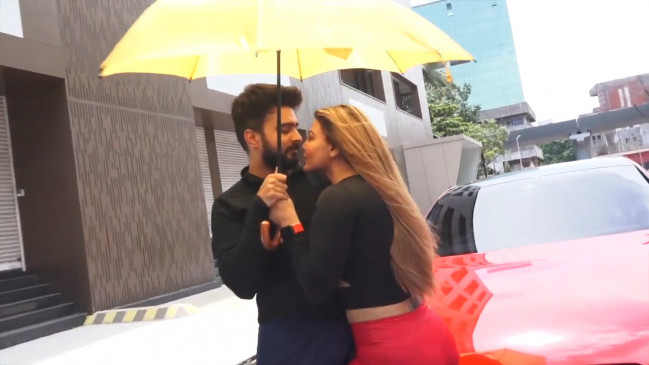 राखी सांवत का अपने ब्यायफ्रेंड के साथ रॉमाटिक डांस करता हुआ वीडियो वायरल, यहां देखें कपल की केमेस्ट्री राखी सांवत का अपने ब्यायफ्रेंड के साथ रॉमाटिक डांस करता हुआ वीडियो वायरल, यहां देखें कपल की केमेस्ट्री