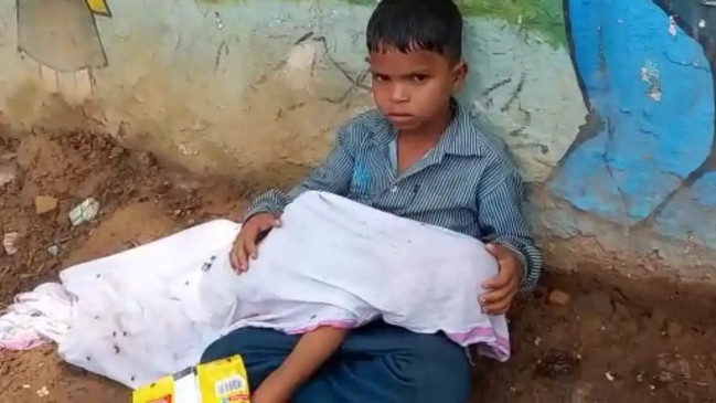 मप्र : एंबुलेंस की आस में छोटे भाई के शव को गोद में लेकर बैठा आठ वर्षीय लड़का, वीडियो वायरल