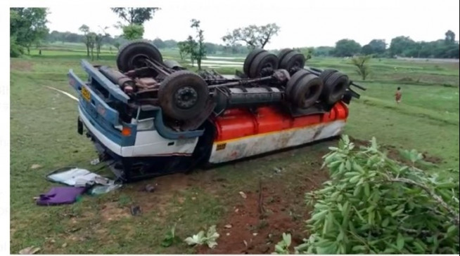 Three children died after tanker overturned near Chaibasa in Jharkhand Three children died after tanker overturned near Chaibasa in Jharkhand